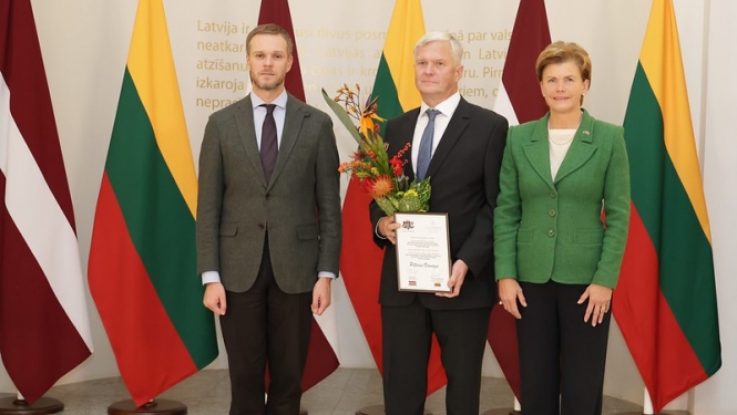 Latvijas un Lietuvas ārlietu ministri kopā ar balvas ieguvēju