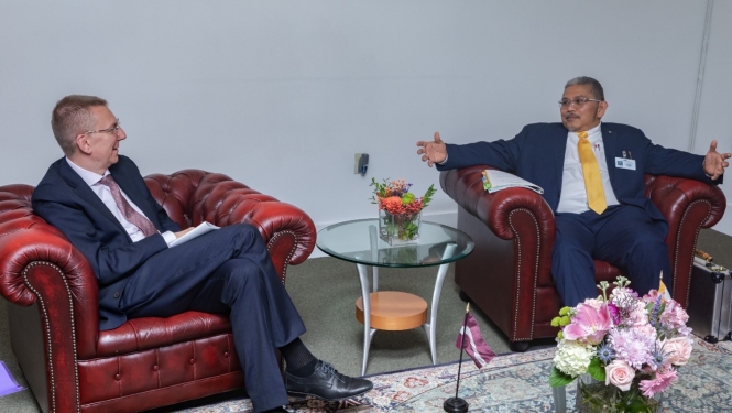 Ar Brunejas Darusalamas Valsts ārlietu ministru Erivanu Jusofu 