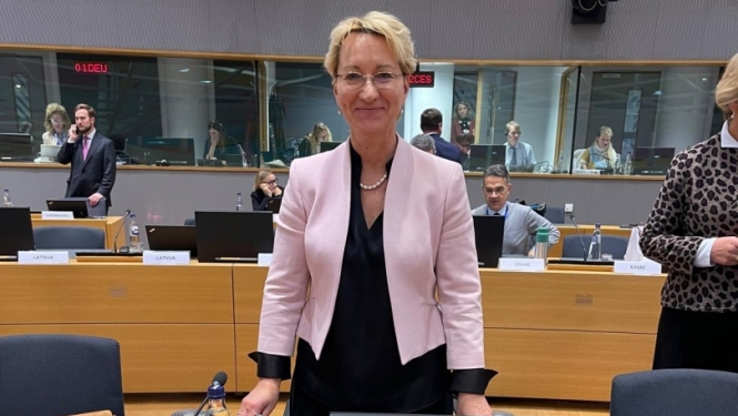 Dace Melbārde sanāksmju telpā