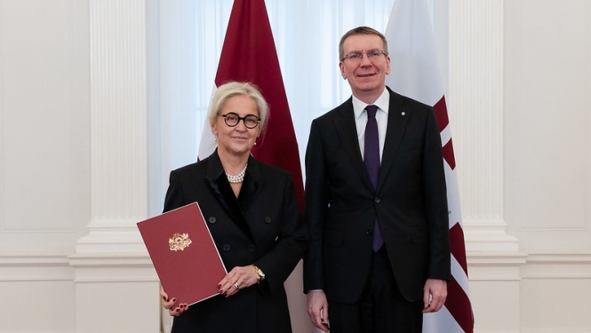 Valsts prezidents Edgars Rinkēvičs pasniedz akreditācijas vēstuli nākamajai Latvijas ārkārtējai un pilnvarotajai vēstniecei Itālijas Republikā Elitai Gavelei
