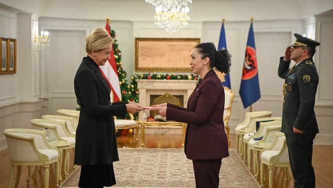Latvijas ārkārtējā un pilnvarotā vēstniece Elita Kuzma iesniedz akreditācijas vēstuli Kosovas Republikas prezidentei Vjosai Osmani-Sadriu (Vjosa Osmani Sadriu)