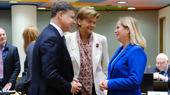 Valdis Dombrovskis un Baiba Braže sarunājas sanāksmju telpā