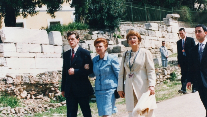 Latvijas Valsts prezidentes V.Vīķes-Freibergas, Ministru prezidenta Einara Repšes un ārlietu ministres Sandras Kalnietes vizīte Grieķijā Atēnās, kur 2003. gada 16.–17. aprīlī tika parakstīts Eiropas Savienības pievienošanās līgums