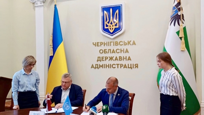 Latvijas vēstnieks Ukrainā Ilgvars Kļava un ANO Attīstības programmas Ukrainā pārstāvja vietnieks Kristoforus Politis (Christophoros Politis) paraksta līgumu par sociālās infrastruktūras objektu rekonstrukciju Čerņihivas apgabalā