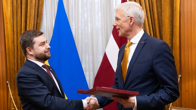 Krišjānis Kariņš no Anatolija Kucevola (Anatolii Kutsevol) saņem apbalvojumu