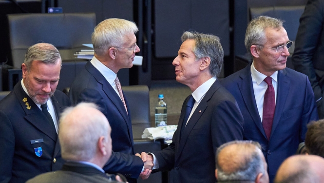Ārlietu ministrs Krišjānis Kariņš rokojas ar ASV valsts sekretāru Entoniju Blinkenu (Antony Blinken)