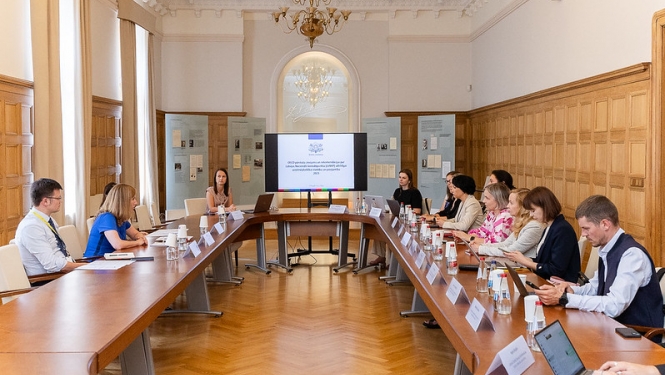 Sanāksmes dalībnieki pie apspriežu galda