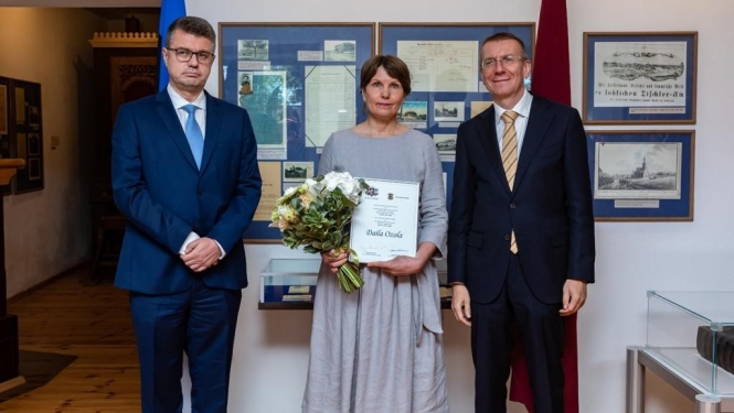 Latvijas un Igaunijas Ārlietu ministriju Valodu balva pasniegta tulkotājai Dailai Ozolai