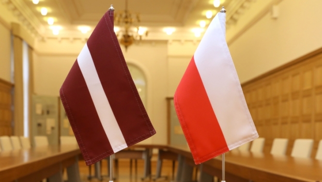 Latvijas un Polijas karogi