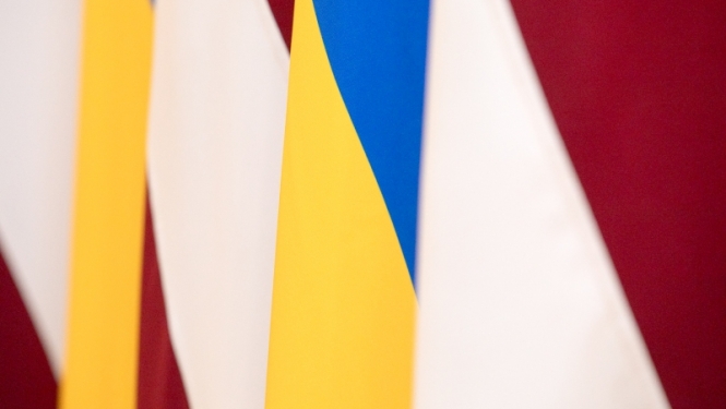 Latvijas un Ukrainas karogi