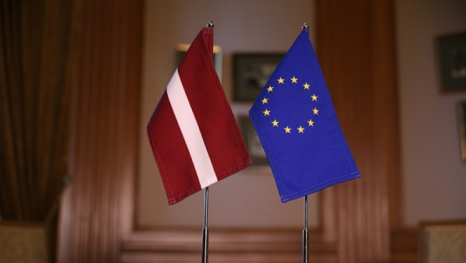 Latvijas un Eiropas Savienības karogi