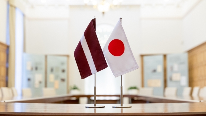 Latvijas un Japānas karogi