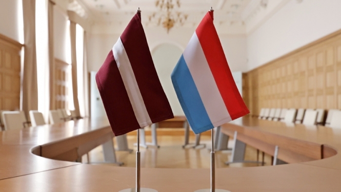 Latvijas un Luksemburgas karogi