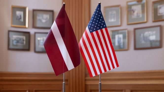 Latvijas un ASV karogi