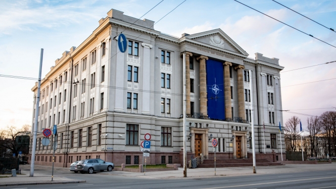 Ārlietu ministrijas ēka, NATO karogs 