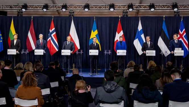 Preses konferences runātāji stāv pie savas valsts karogiem