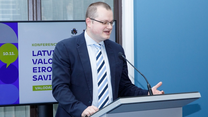 Parlamentārais sekretārs Reinis Brusbārdis atklāj konferenci Latviešu valoda Eiropas Savienībā – valodas kvalitātes aspekti.jpg
