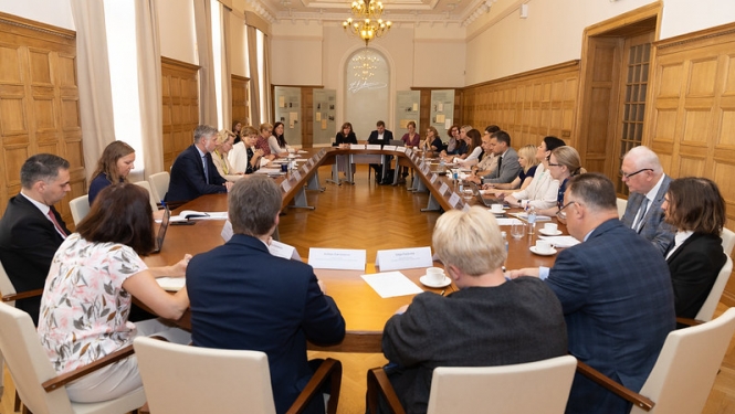 Pasākuma dalībnieki pie apspriežu galda