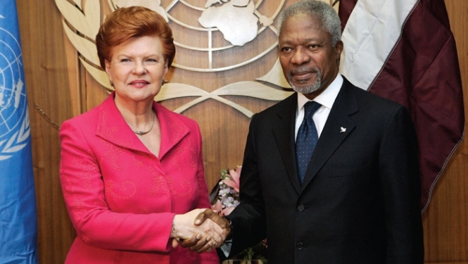 Secretary-General Kofi Annan meets Vaira Vīķe-Freiberga, President of the Republic of Latvia