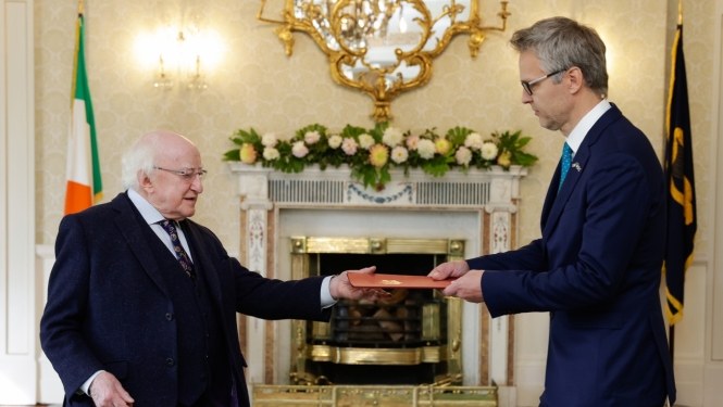 Vēstnieks Juris Štālmeistars iesniedz akreditācijas vēstuli Īrijas prezidentam