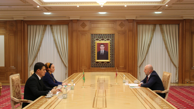 Vēstnieks Ģirts Jaunzems un Turkmenistānas parlamenta priekšsēdētāja pie apspriežu galda