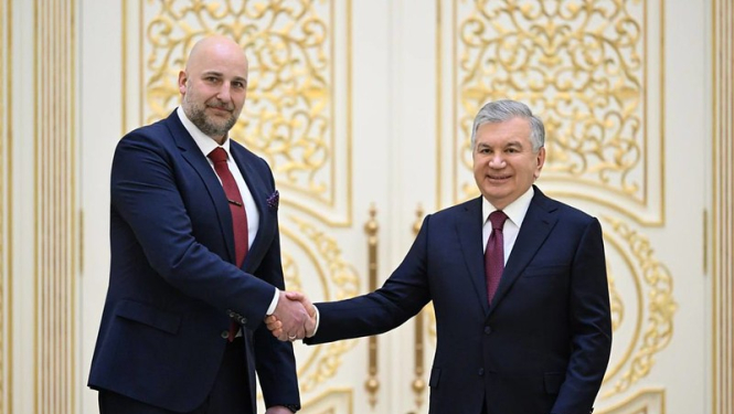 Latvijas Republikas ārkārtējais un pilnvarotais vēstnieks Uzbekistānas Republikā Ģirts Jaunzems un Uzbekistānas Republikas prezidents Šavkats Mirzijojevs