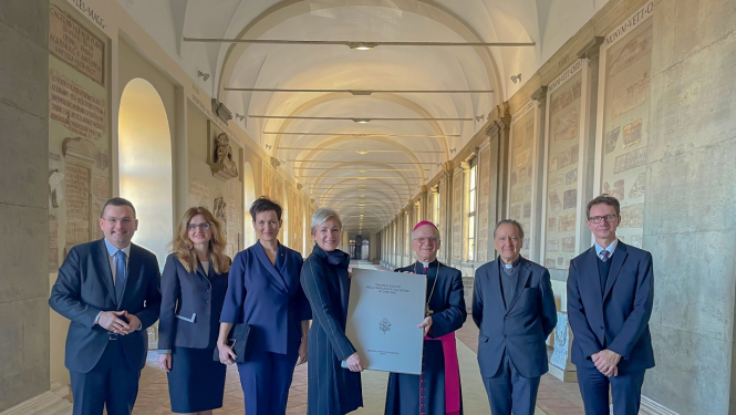 Sv.Krēsls un Latvijas delegācija