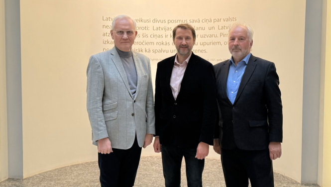 Andžejs Viļumsons un Diplomātu asociācijas pārstāvis Juris Audariņš un Andris Teikmanis 