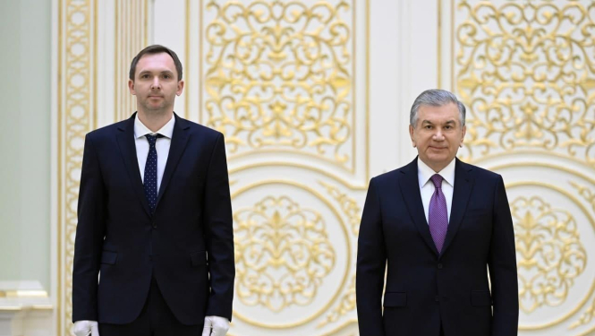 Vēstnieks Reinis Trokša iesniedz akreditācijas vēstules Uzbekistānas Republikas prezidentam