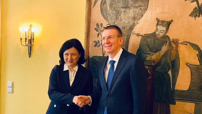 Latvijas ārlietu ministrs E. Rinkēvičs Minhenē pārrunā ar EK viceprezidenti V. Jurovu  tiesiskuma stiprināšanu un cīņu pret dezinformāciju Eiropā