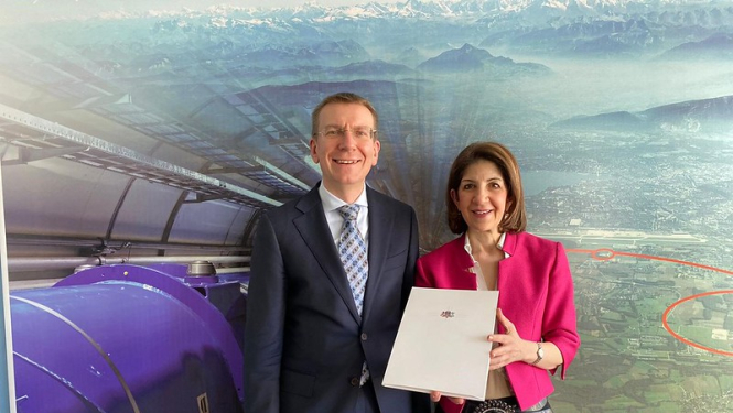 Latvijas ārlietu ministrs iesniedz pieteikumu Latvijas dalībai Eiropas kodolpētījumu organizācijā