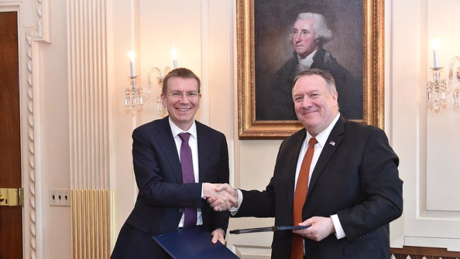 Latvijas ārlietu ministrs un ASV valsts sekretārs Maiks Pompeo paraksta kopīgo deklarāciju par 5G tīkla drošību