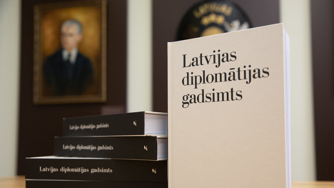 Izdots eseju krājums “Latvijas diplomātijas gadsimts”