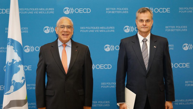 Latvia’s Ambassador to the OECD, Indulis Ābelis, presents his letter of credence to Secretary-General Angel Gurría