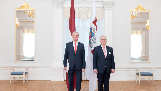 Valsts prezidents pasniedz akreditācijas vēstuli Latvijas vēstniekam Turcijā Pēterim Vaivaram