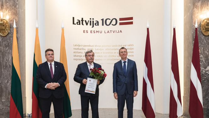 Latvijas un Lietuvas Ārlietu ministriju Baltu balvu saņem diplomāts un valodnieks Alberts Sarkanis