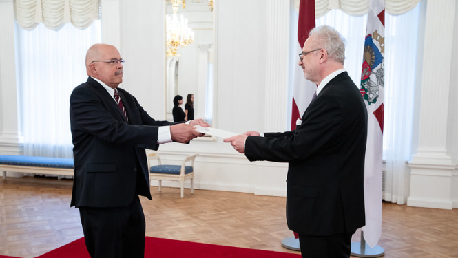 Valsts prezidents pasniedz akreditācijas vēstuli Latvijas vēstniekam Grieķijā Pēterim Kārlim Elfertam