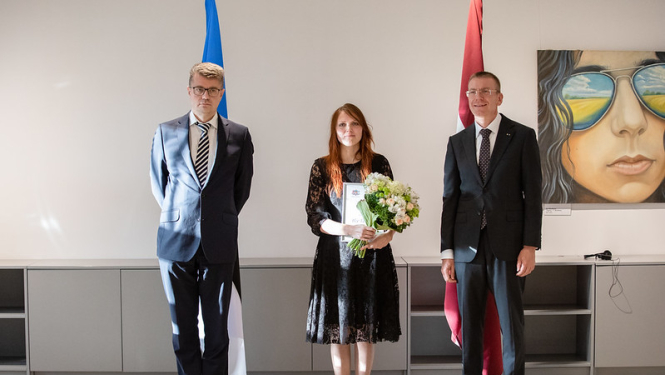 Latvijas un Igaunijas ārlietu ministri pasniedz Valodu balvu Ilzei Tālbergai