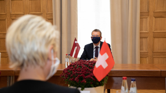 Ārlietu ministrs un Šveices Nacionālās padomes prezidente pārrunā abu valstu politiskās un ekonomiskās sadarbības veicināšanu