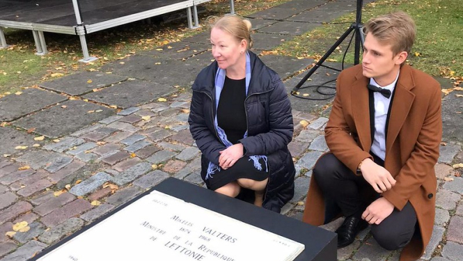 Miķeļa Valtera kapa plāksne nodota Liepājas muzejam