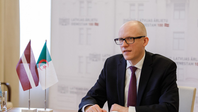 Valsts sekretārs Andris Pelšs ar jauno Alžīrijas vēstnieku Latvijā pārrunā divpusējo sadarbību