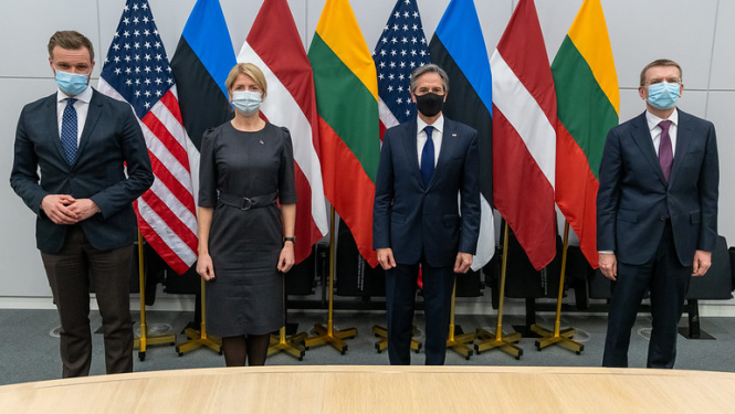 Baltijas valstu ārlietu ministri ar ASV valsts sekretāru Briselē pārrunā savstarpējo sadarbību, reģionālās aktualitātes, drošības jautājumus