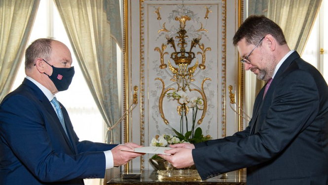 Vēstnieks Eduards Stiprais iesniedz akreditācijas vēstuli Monako firstam Albertam II