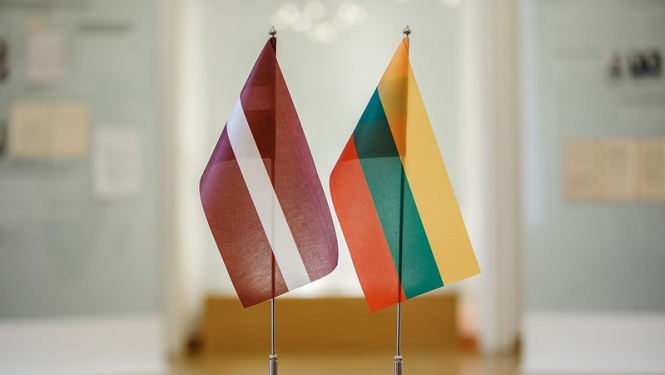 Latvijas un Lietuvas karogi