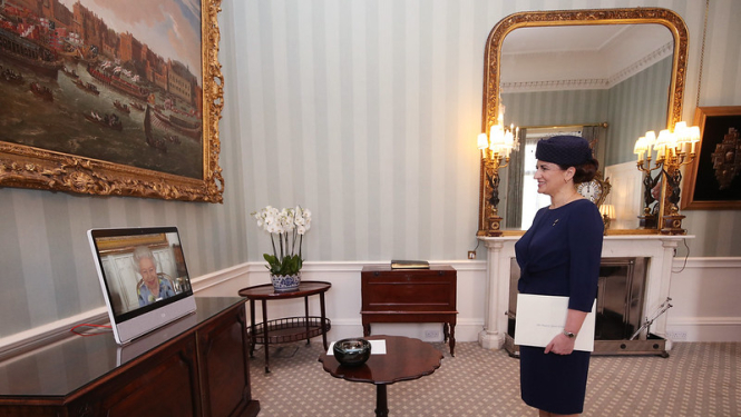 Vēstniece Ivita Burmistre iesniedz akreditācijas vēstules karalienei Elizabetei II