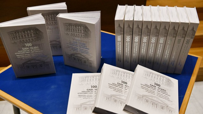 Rakstu krājumu par Latvijas un Svētā Krēsla diplomātisko attiecību simtgadi dāvina pāvestam Franciskam un Svētā Krēsla amatpersonām