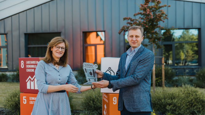 Parlamentārā sekretāre Z. Kalniņa-Lukaševica pasniedz Ilgtspējas indeksa Godīgas tirdzniecības balvu