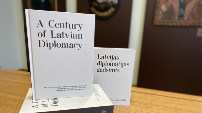 Klajā nācis krājuma “Latvijas diplomātijas gadsimts” izdevums angļu valodā