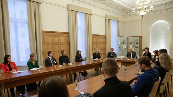 K.Kariņš ar jauniešiem