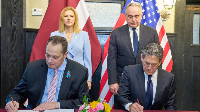 M.Selga paraksta LV un ASV